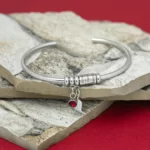 Moteriška personalizuota apyrankė su brangių žmonių vardais / datomis